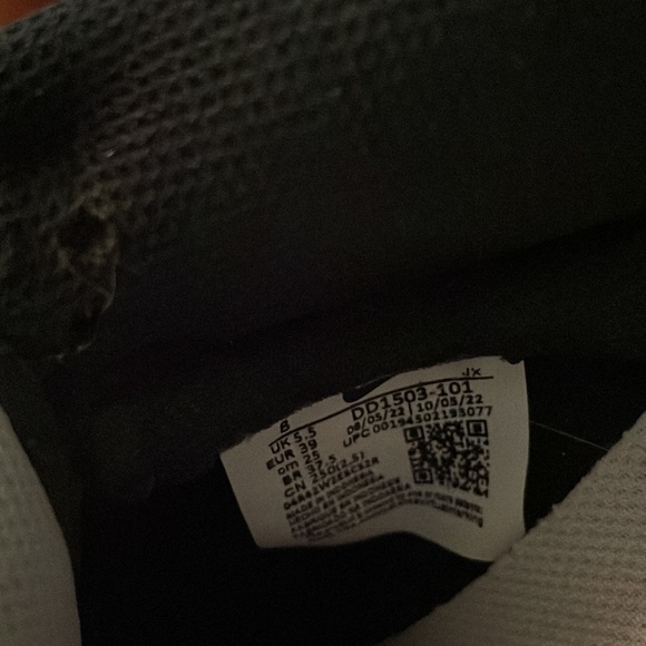 Nike Panda Dunks - Picture 4 of 4